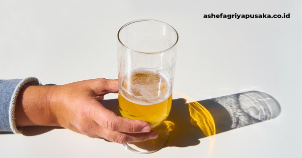 Minuman keras dapat menyebabkan menurunnya kesadaran karena mengandung alkohol